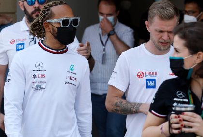 刘易斯·汉密尔顿（Lewis Hamilton），梅赛德斯（Mercedes）和凯文·马格努森（Kevin Magnussen），哈斯（Haas）一起走。巴林，2022年3月。