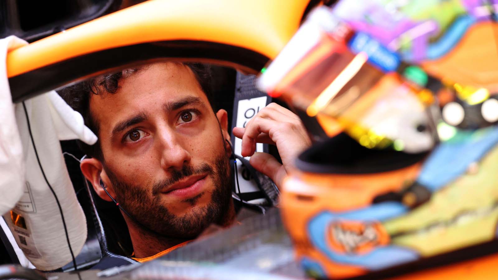 丹尼尔·里卡多（Daniel Ricciardo）坐在驾驶舱中。西班牙2022年5月。