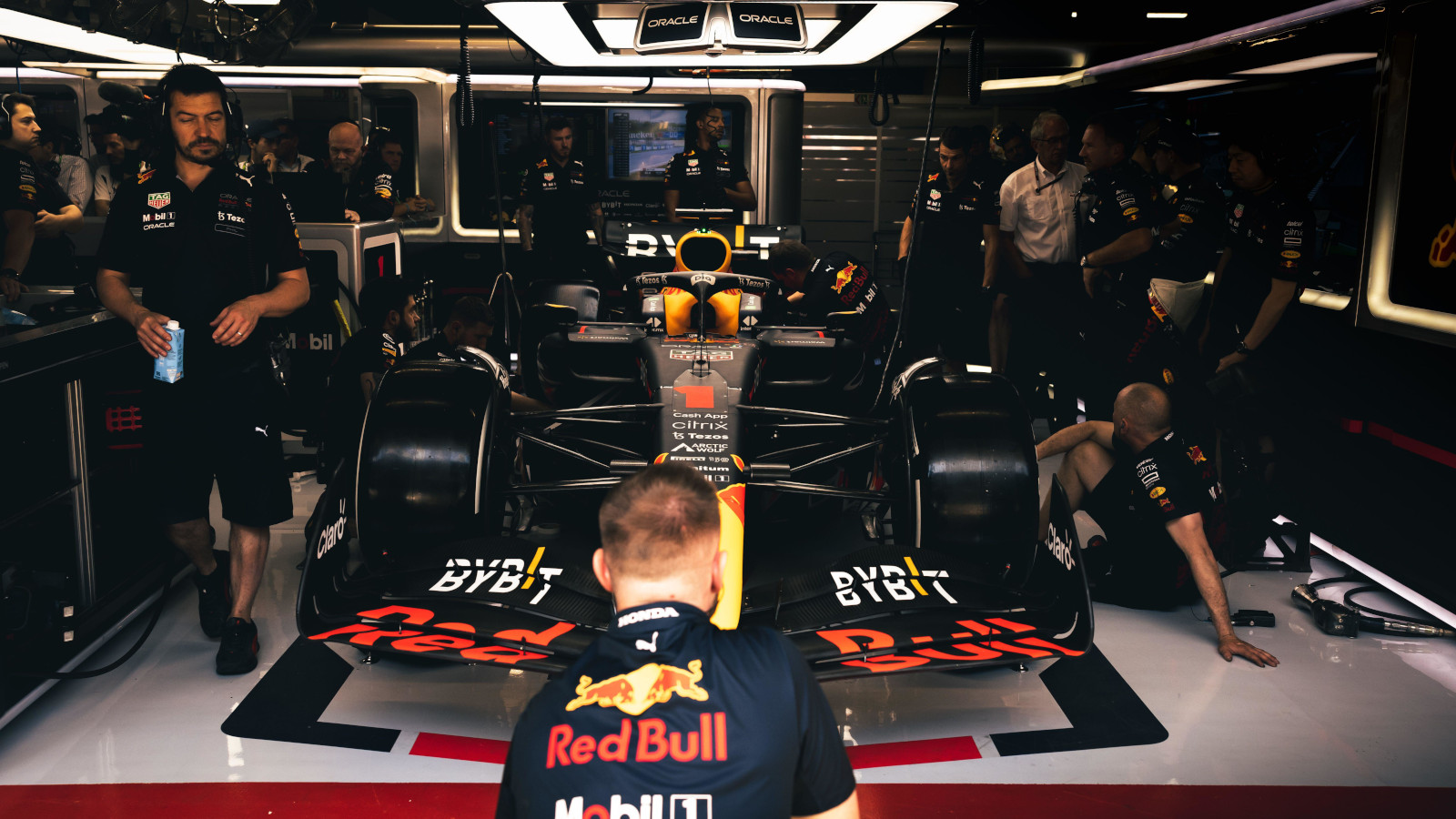 Max Verstappen的RB18在车库里，带有轻松的机制。西班牙2022年5月