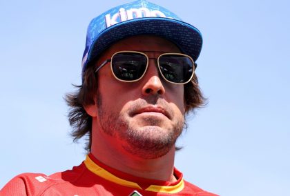 阿尔卑斯山的费尔南多·阿隆索（Fernando Alonso）在围场。西班牙，2022年5月。