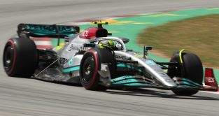梅赛德斯的刘易斯·汉密尔顿在西班牙大奖赛中驾驶。巴塞罗那，2022年5月。