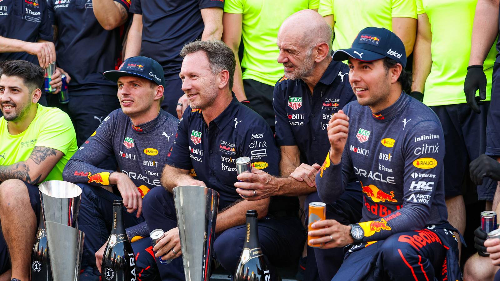 Max Verstappen, Christian Horner, Adrian Newey和Sergio Perez庆祝比赛胜利。巴塞罗那，2022年5月。