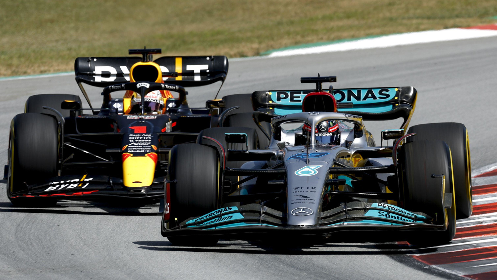 Max Verstappen tries to pass George Russell. Spain May 2022
