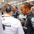 刘易斯·汉密尔顿（Lewis Hamilton）与梅赛德斯（Mercedes）工程师在网格上进行了交谈。摩纳哥2022年5月