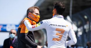 Daniel Ricciardo把手放在Andreas Seidl的肩膀上。圣保罗，2021年11月。