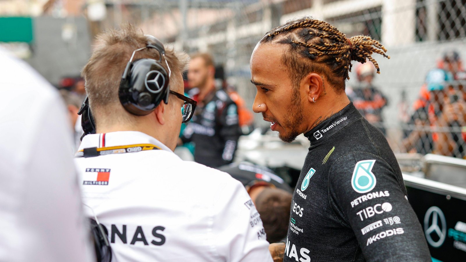 Lewis Hamilton speaking to Peter Bonnington. Monaco, May 2022.