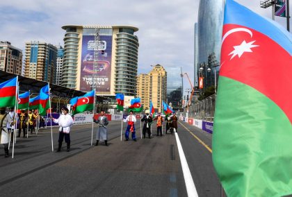 阿塞拜疆国旗插在电网上。阿塞拜疆,2021年6月。