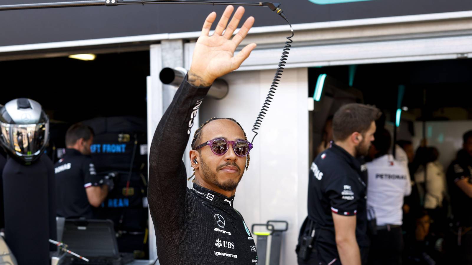 Lewis Hamilton zwaait naast de Mercedes-garage.  Monaco mei 2022.