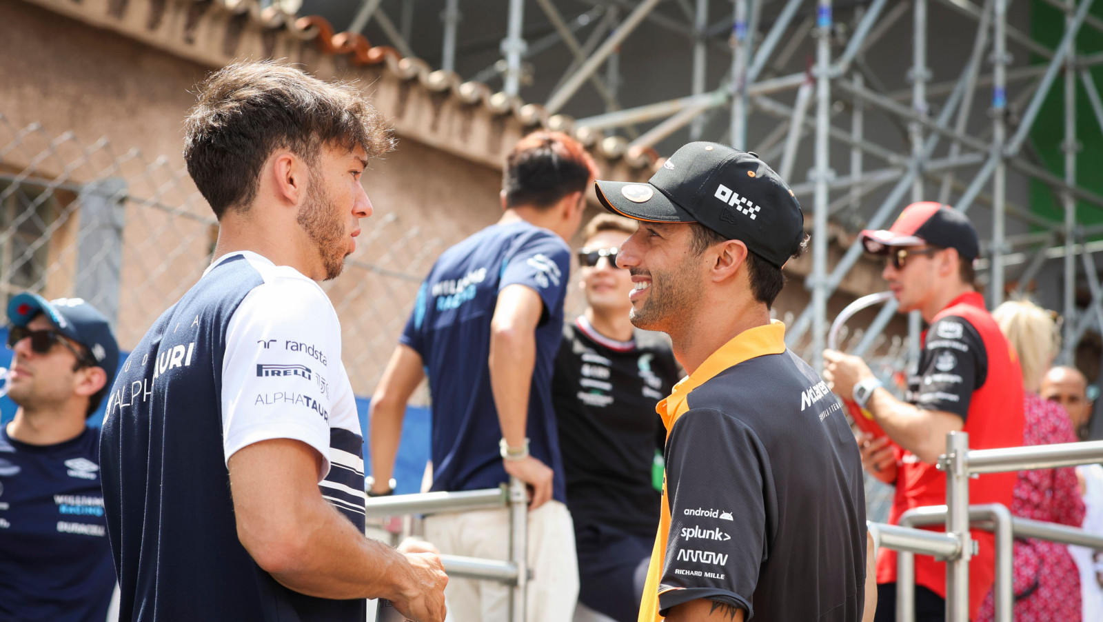 Pierre Gasly im Gespräch mit Daniel Ricciardo während der Fahrerbesprechung.  Monaco Mai 2022
