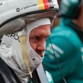 塞巴斯蒂安·维特尔（Sebastian Vettel）的头盔栖息在头上。摩纳哥2022年5月