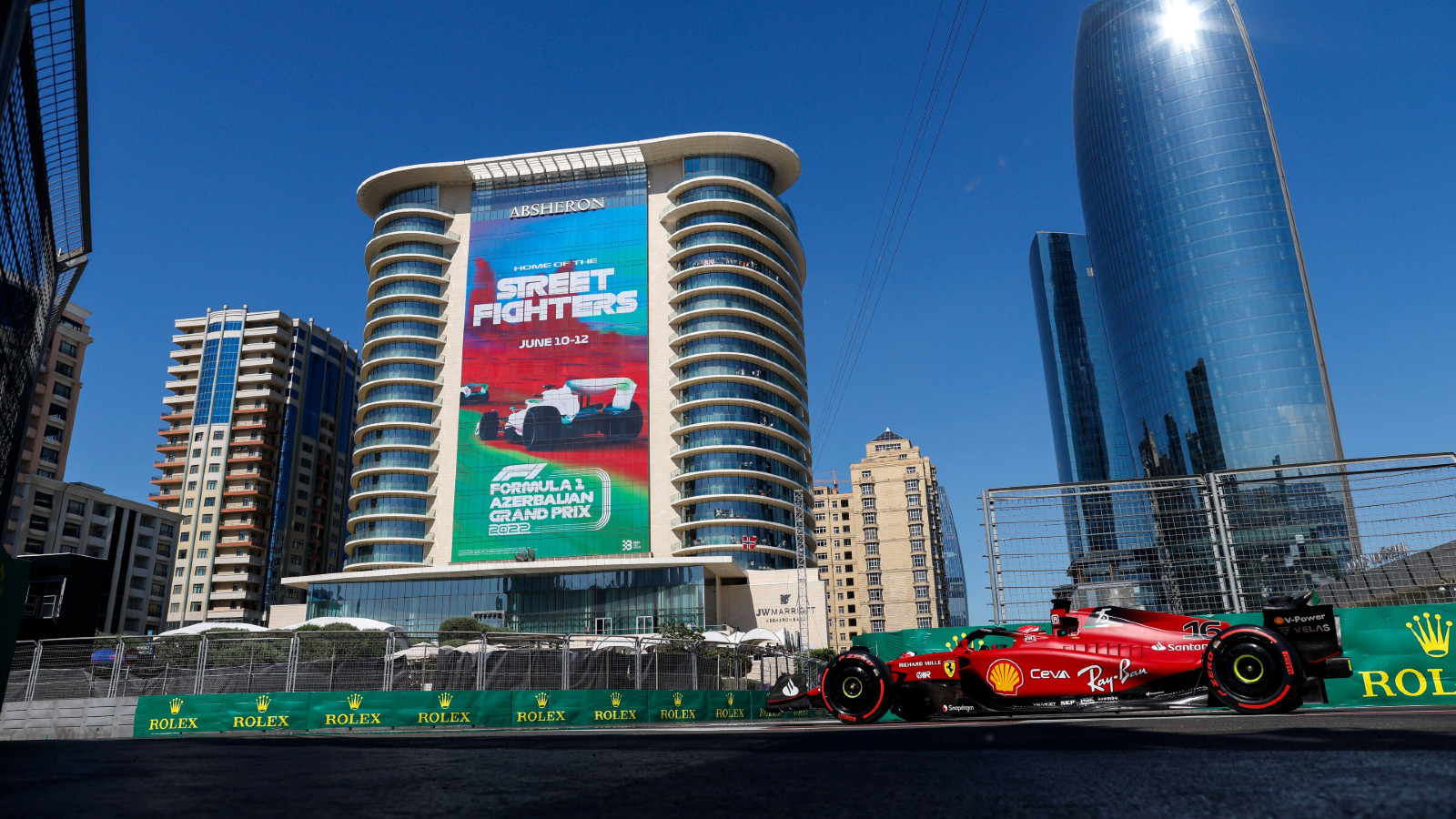 法拉利（Ferrari）的查尔斯·莱克莱克（Charles Leclerc）驾驶资格获得阿塞拜疆大奖赛的资格。巴库，2022年6月。