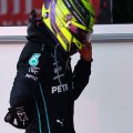 梅赛德斯的刘易斯·汉密尔顿（Lewis Hamilton）痛苦地阻碍了他的后背。阿塞拜疆，2022年6月。