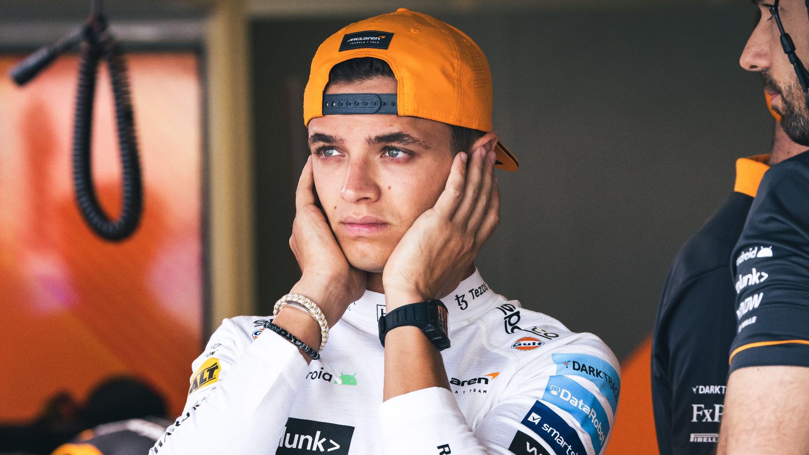 Lando Norris puts his hands over his ears. Baku, June 2022.