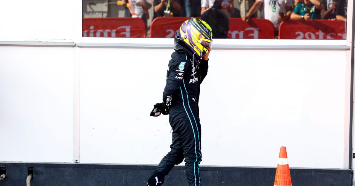 刘易斯·汉密尔顿（Lewis Hamilton）向后握住他的手，面对面。巴库2022年6月