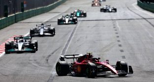 卡洛斯·塞恩斯的法拉利领先一列汽车。巴库2022年6月。FIA