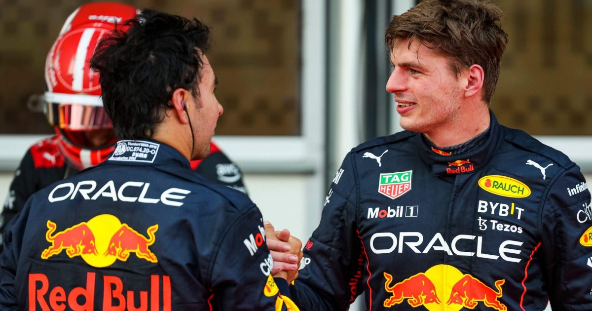 塞尔吉奥·佩雷斯（Sergio Perez）握手马克斯·维斯塔彭（Max Verstappen）的手。巴库，2022年6月。