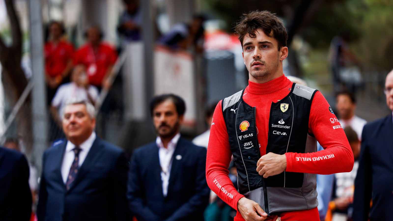 法拉利车手查尔斯·勒克莱尔穿着冰背心。摩纳哥2022年5月。