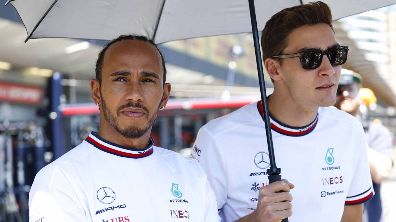 梅赛德斯队友刘易斯·汉密尔顿（Lewis Hamilton）和乔治·罗素（George Russell）。一级方程式巴库2022年6月。