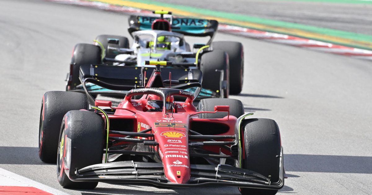卡洛斯·塞恩兹（Carlos Sainz）在刘易斯·汉密尔顿（Lewis Hamilton）之前赛车。西班牙2022年5月