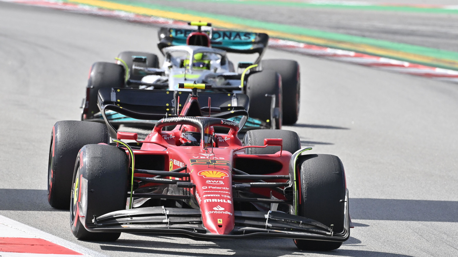 Carlosas Sainzas lenkia Lewisą Hamiltoną.  Ispanija 2022 m. gegužės mėn