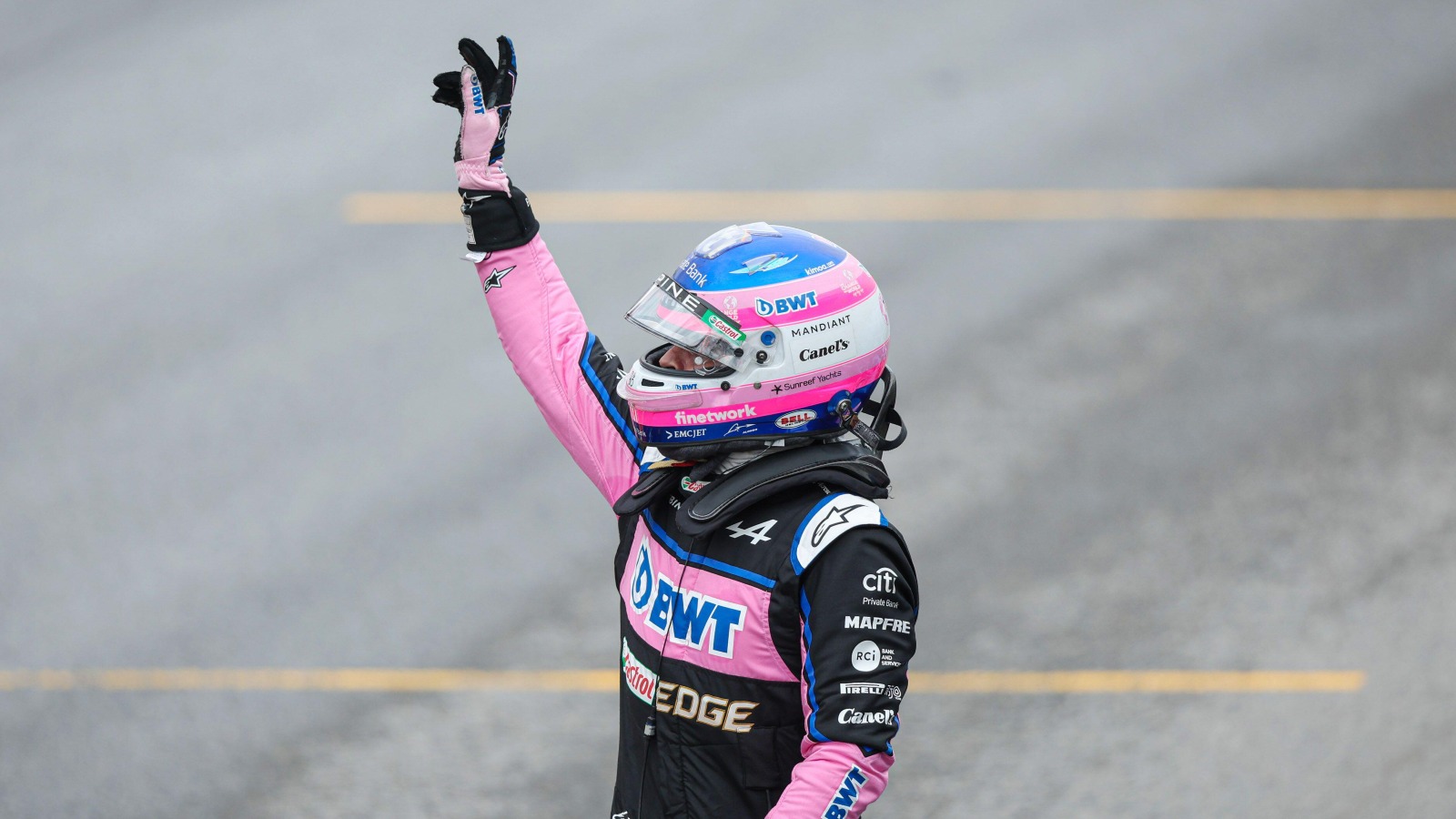 Fernando Alonso waves to the crowd. Montreal, June 2022.