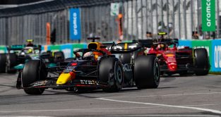 红牛的Max Verstappen在加拿大大奖赛上领先法拉利的Carlos Sainz使用倍耐力轮胎。蒙特利尔,2022年6月。