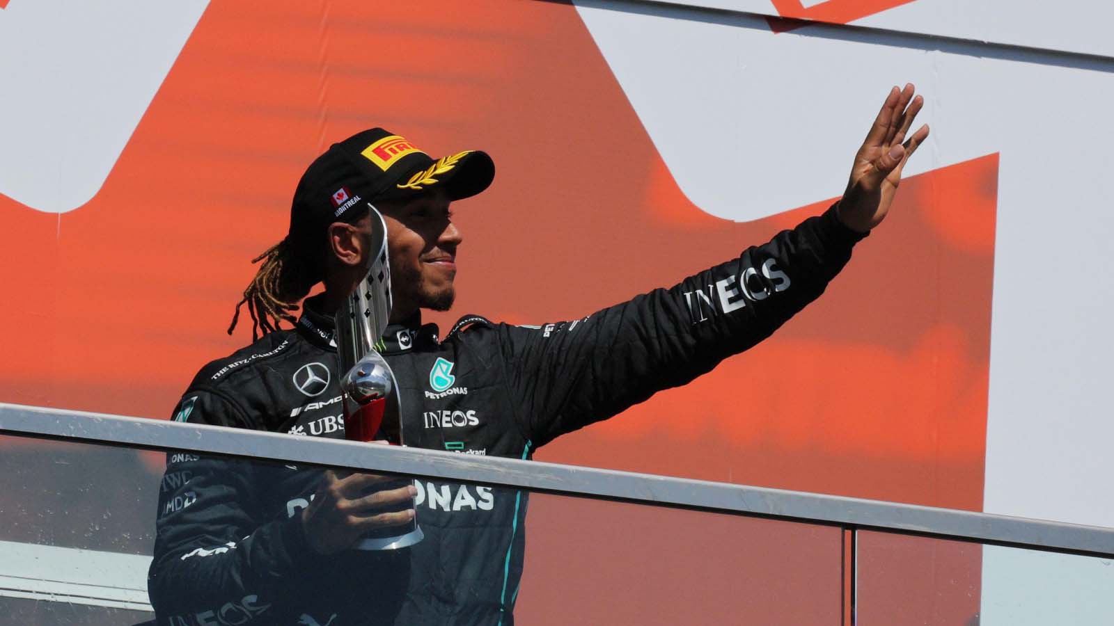 刘易斯·汉密尔顿（Lewis Hamilton）高高地举行了他的奖杯。加拿大2022年6月。