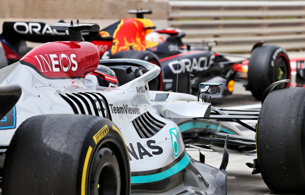 Mercedes s'aligne derrière une Red Bull.  Bahreïn Mars 2022