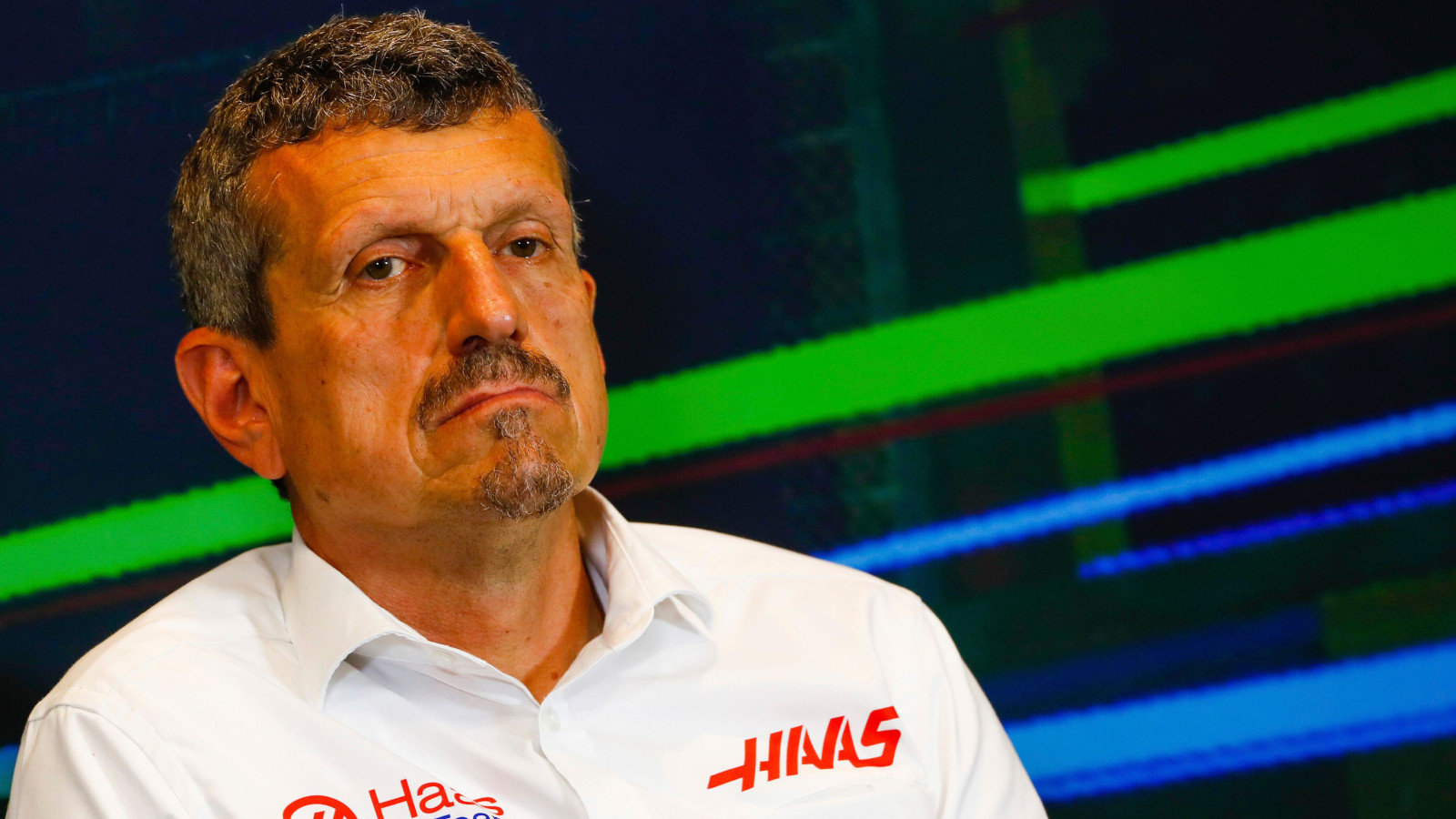 Guenther Steiner a l'air sérieux lors d'une conférence de presse.  Bakou Juin 2022