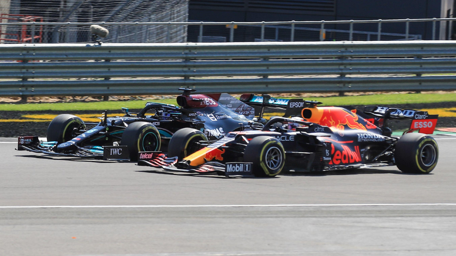 Max Verstappen de Red Bull i Lewis Hamilton de Mercedes al Gran Premi Britànic 2021.  Silverstone, juny de 2021.