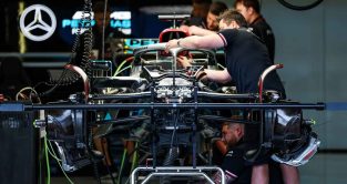 梅赛德斯的机械师正在修理汽车。2022年7月银石赛道。
