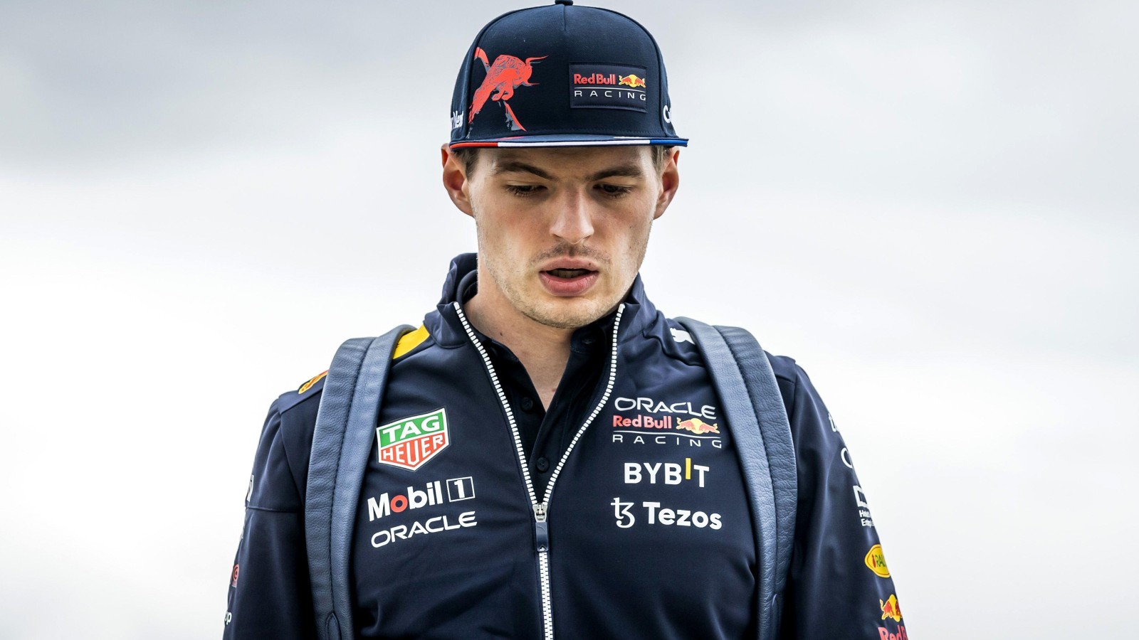 Max Verstappen, Red Bull, en el paddock de Silverstone.  Inglaterra, junio de 2022.