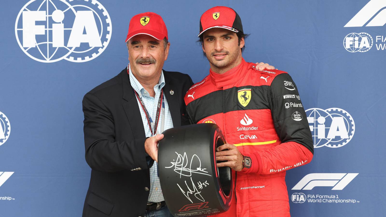 Nigel Mansell poses with Carlos Sainz. Silverstone July 2022.