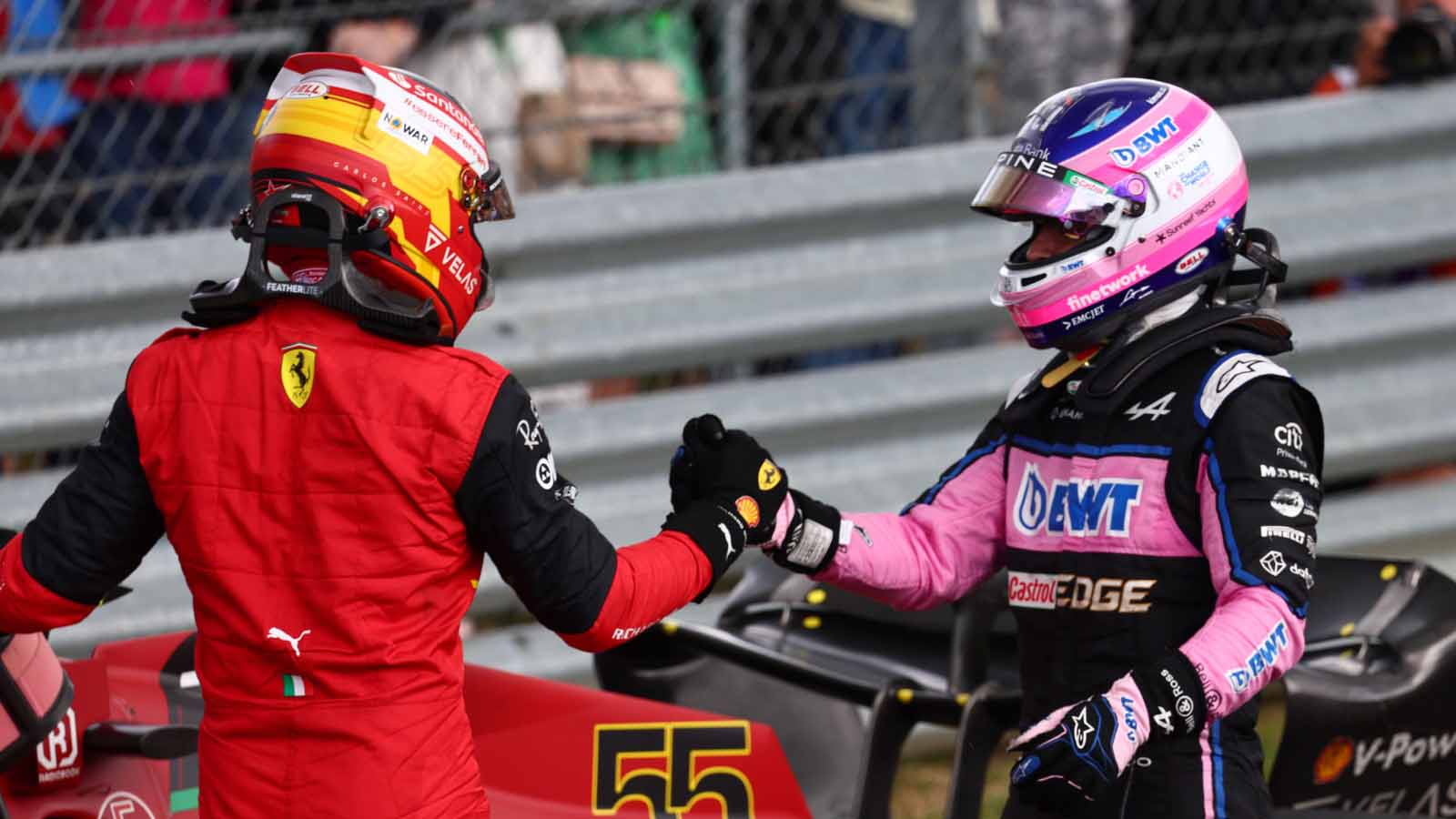 Fernando Alonso félicite Carlos Sainz.  Silverstone juillet 2022.