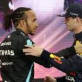 刘易斯·汉密尔顿（Lewis Hamilton）祝贺Max Verstappen获得2021年世界冠军。阿布扎比2021年12月