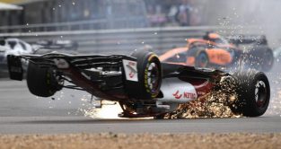 周冠宇的阿尔法罗密欧在一阵火花中把车打翻了。2022年7月银石赛道