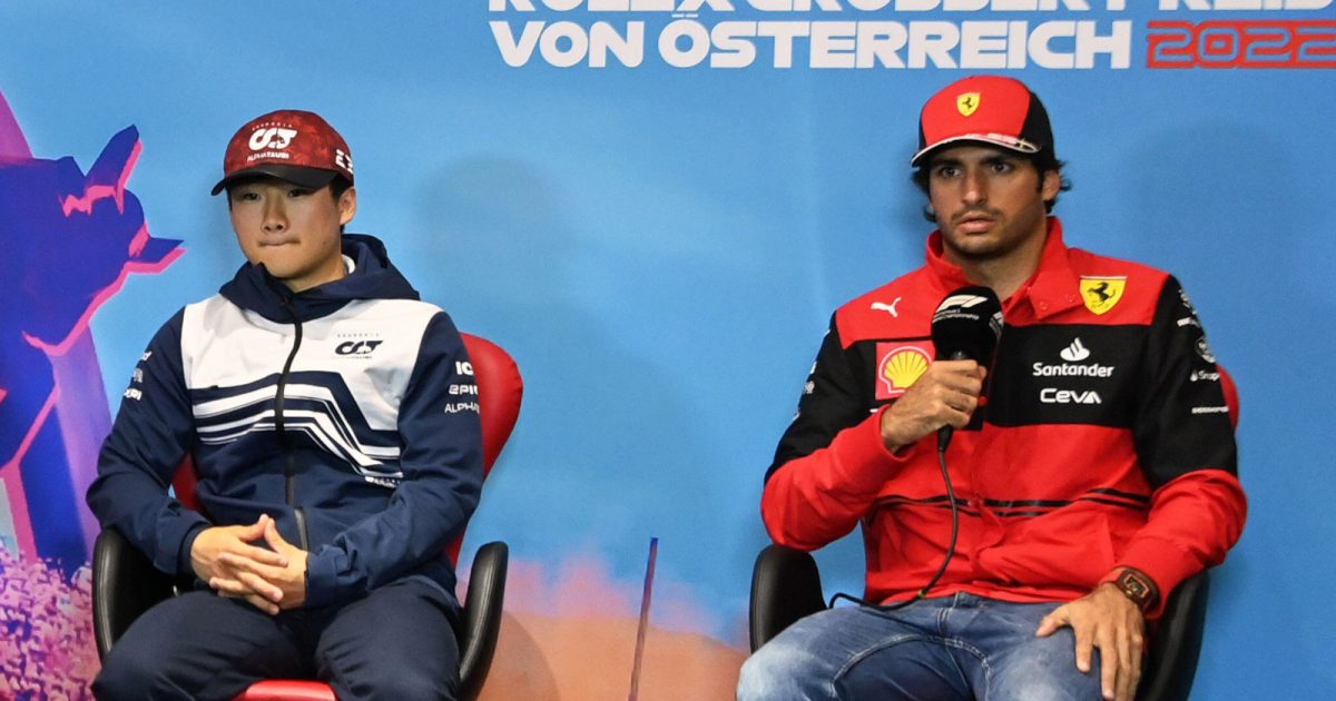 Yuki Tsunoda和Carlos Sainz在奥地利大奖赛车手新闻发布会上。奥地利2022年7月