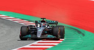 梅赛德斯的乔治·拉塞尔在奥地利大奖赛的赛道上。斯皮尔伯格，2022年7月。F1排位赛成绩
