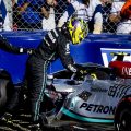 刘易斯·汉密尔顿（Lewis Hamilton）在排位赛期间撞倒了他的梅赛德斯W13，将方向盘重新打开。奥地利2022年7月