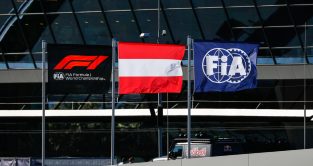 国际汽联旗帜飘扬在围场在奥地利大奖赛。斯皮尔伯格,2022年7月。召唤