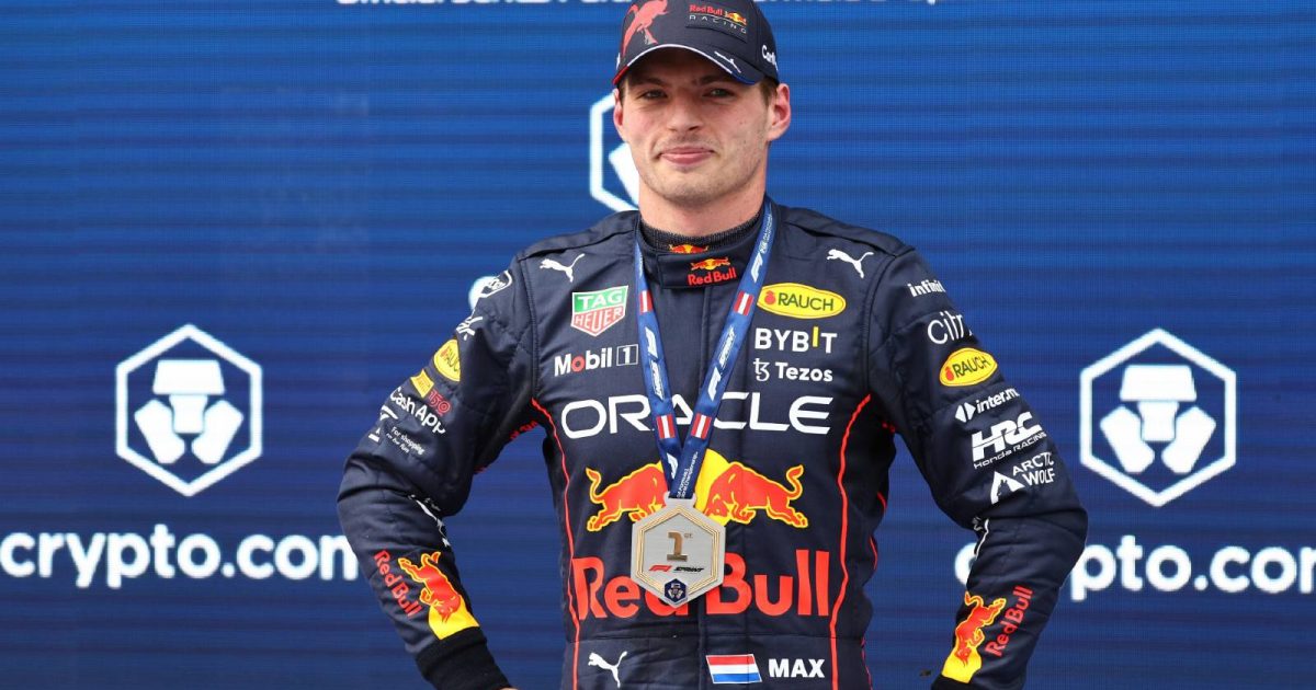 Max Verstappen戴着奥地利大奖赛短跑冠军奖牌。2022年7月红牛圆环。