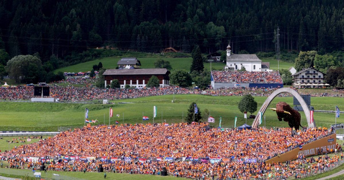 奥地利大奖赛看台上的车迷。红牛场2022年7月。