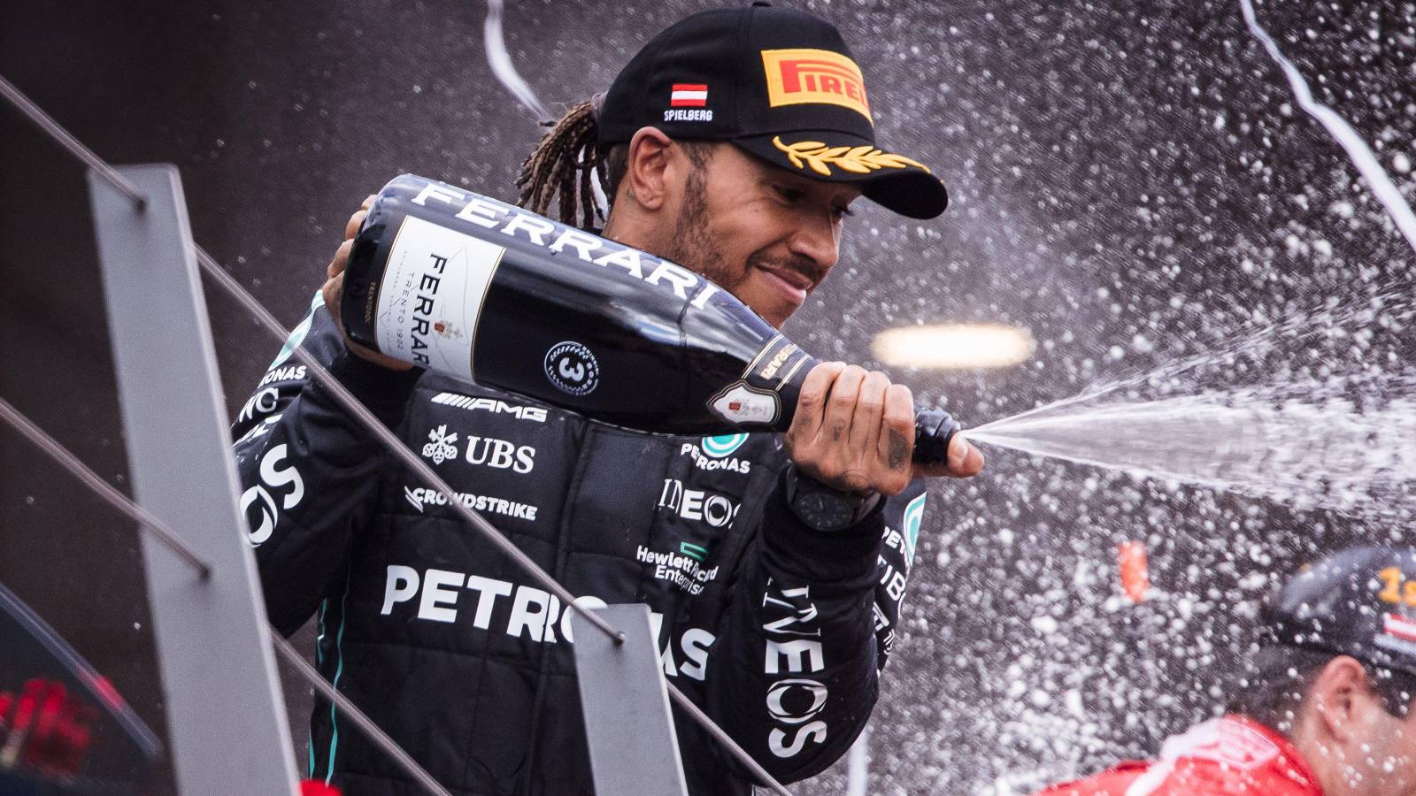 Lewis Hamilton, Mercedes, célèbre sur le podium.  Autriche, juillet 2022.