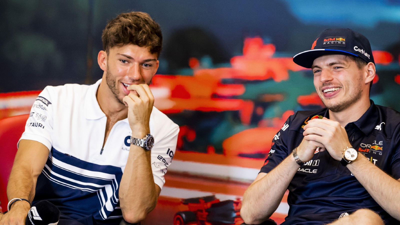 AlphaTauri的Pierre Gasly和红牛的Max Verstappen在2022年摩纳哥大奖赛上一起大笑。蒙特卡洛，2022年5月。F1点球点