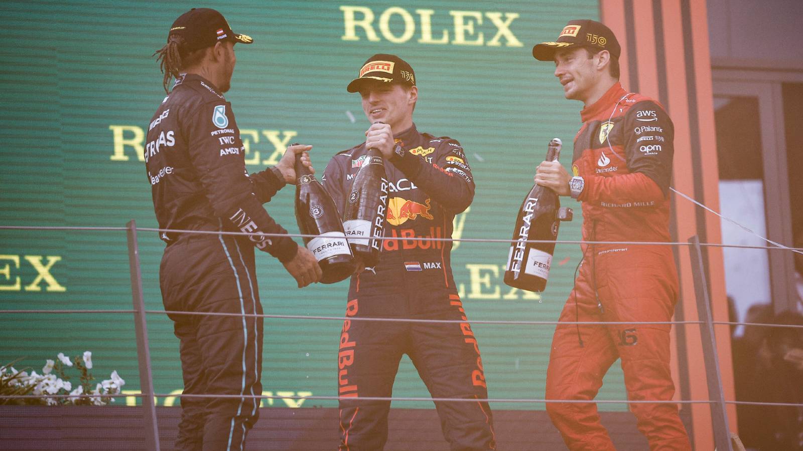 刘易斯·汉密尔顿和马克斯·维斯塔彭在奥地利大奖赛领奖台上。红牛场2022年7月。F1车手合同