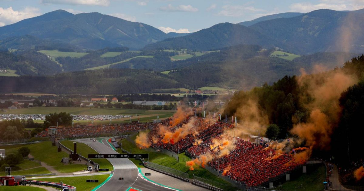 在奥地利大奖赛的看台上燃放照明弹。2022年7月红牛圆环。