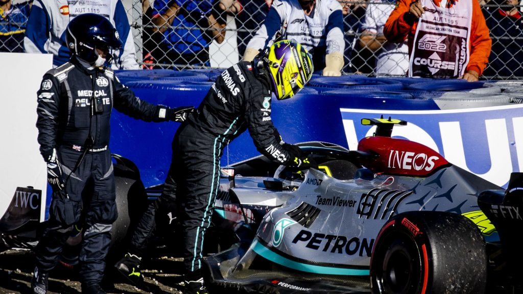 Lewis Hamilton puts the steering wheel back on his crashed W13. Austria July 2022