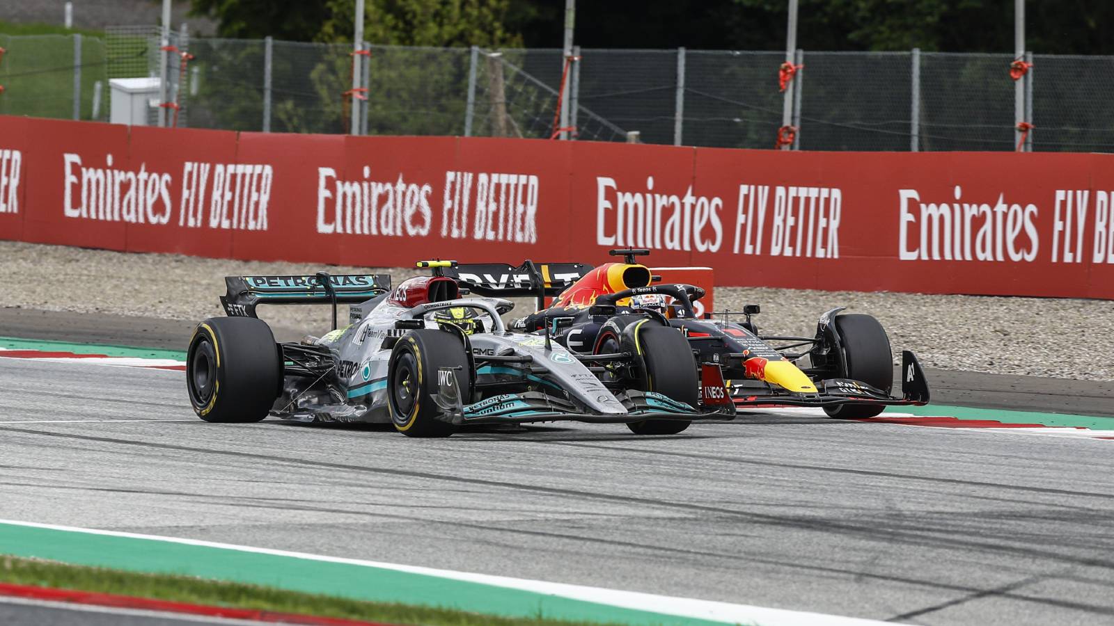 Lewis Hamilton alongside Max Verstappen during the Austrian GP. Spielberg July 2022.