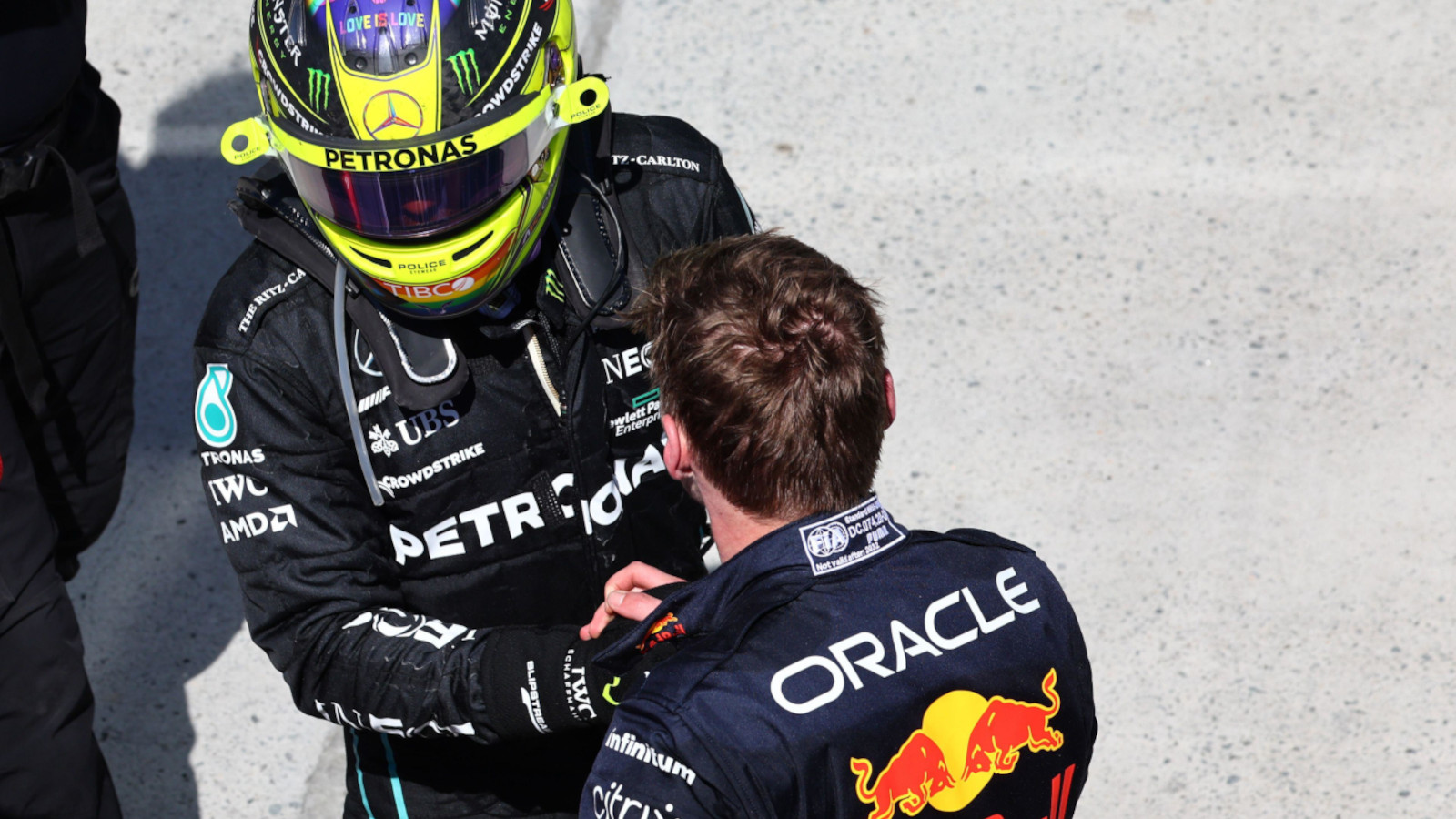 Lewis Hamilton félicite le vainqueur de la course Max Verstappen dans le parc fermé.  Canada juin 2022