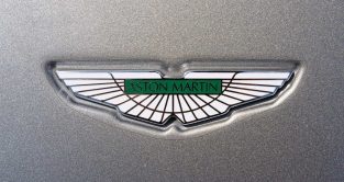 汽车制造商阿斯顿·马丁的徽章。
